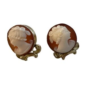 Vintage 12 K Cameo Earrings in Gold screwback
